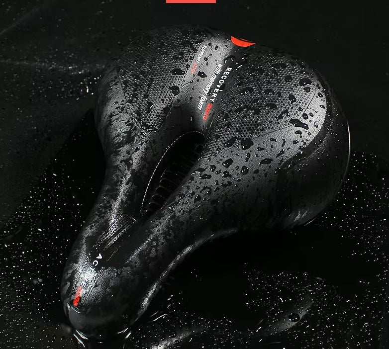 Revêtement imperméable de la Selle Peak Confort : l'eau perle en surface