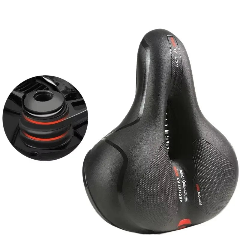 Selle Peak Confort — vue de trois quarts sur fond blanc, assise large à découpe centrale