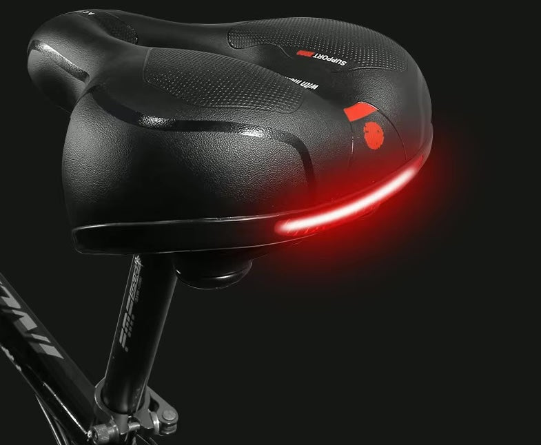 Selle Peak Confort montée sur un vélo, bande réfléchissante visible à l'arrière